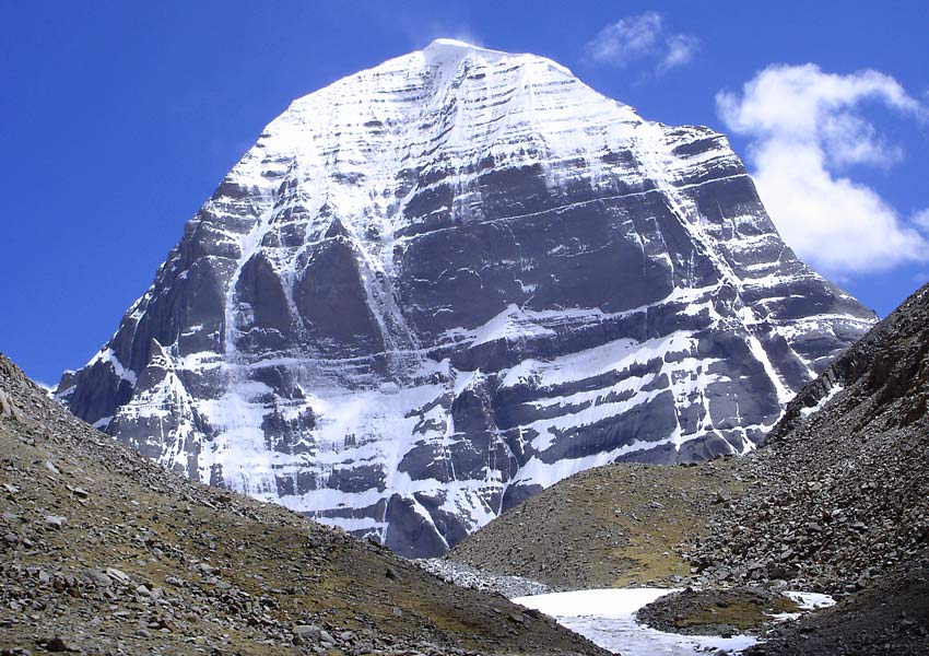 Vrcholek Kailash se pyšní sněhovou čepicí